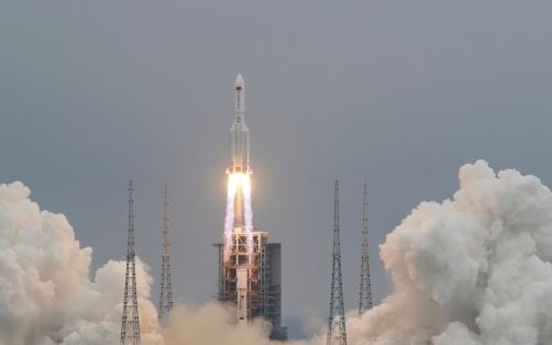 Огромна отломка от китайска космическа ракета пада към Земята